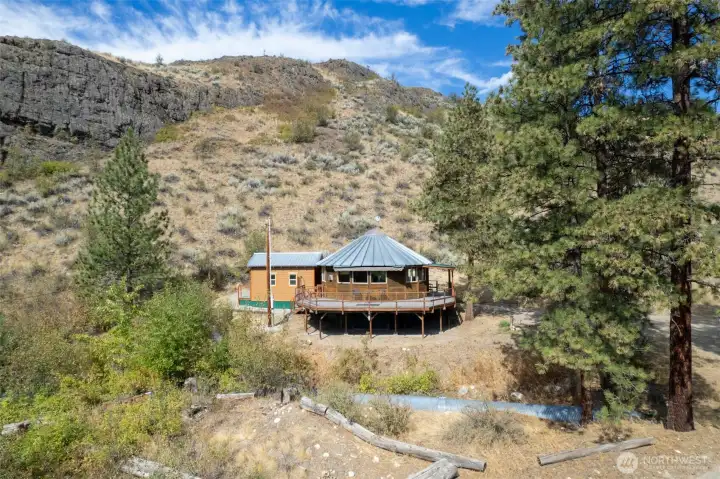 Cozy cute cabin on West Chewuch Rd near world class recreation.