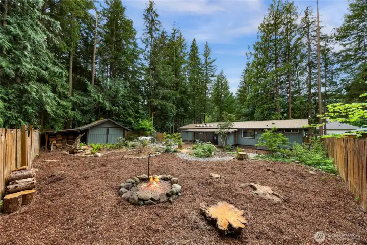 Enjoy evenings around the firepit surrounded by nature. Enjoy evenings around the firepit surrounded by nature.
