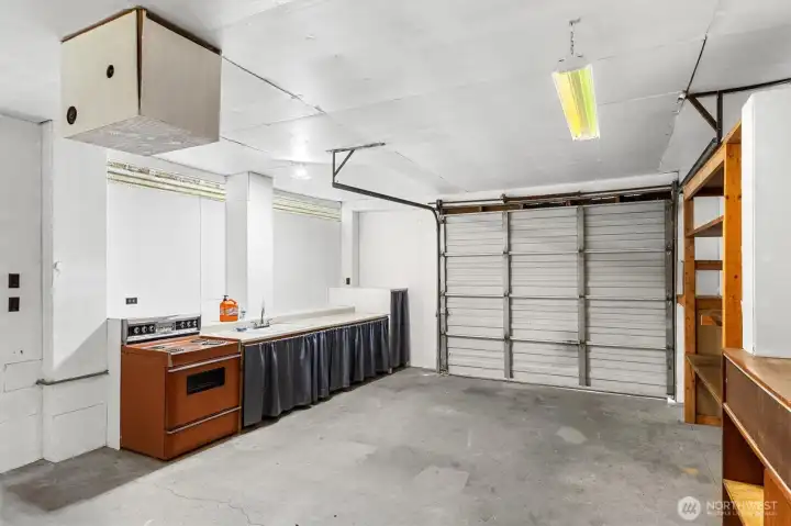 Kitchenette in Bay 1 of the 3 car garage.