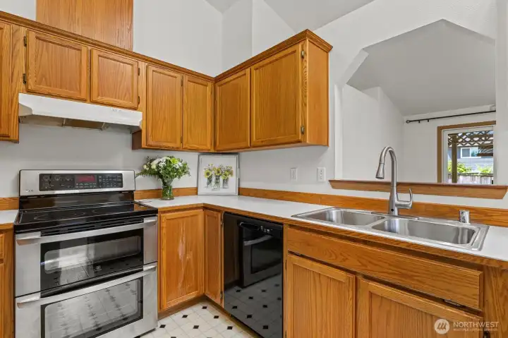 Double ovens & a brand new dishwasher.