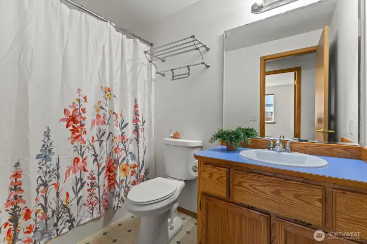 Hall full guest bath.