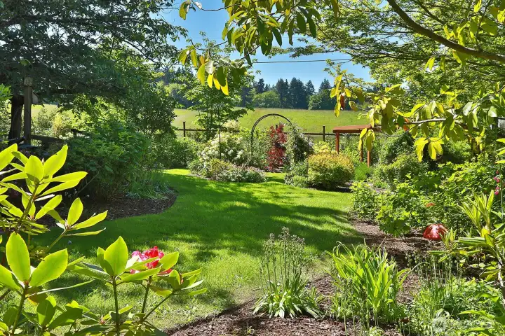 EnJOY gorgeous western territorial views of Fossek Farm's rolling hills and pasture.