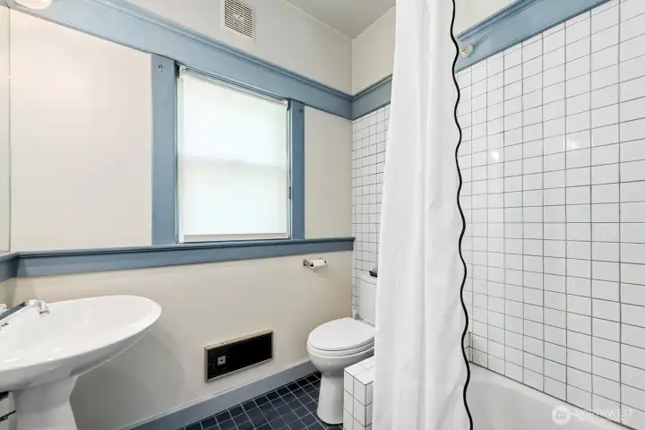 Main Bathroom (Full)
