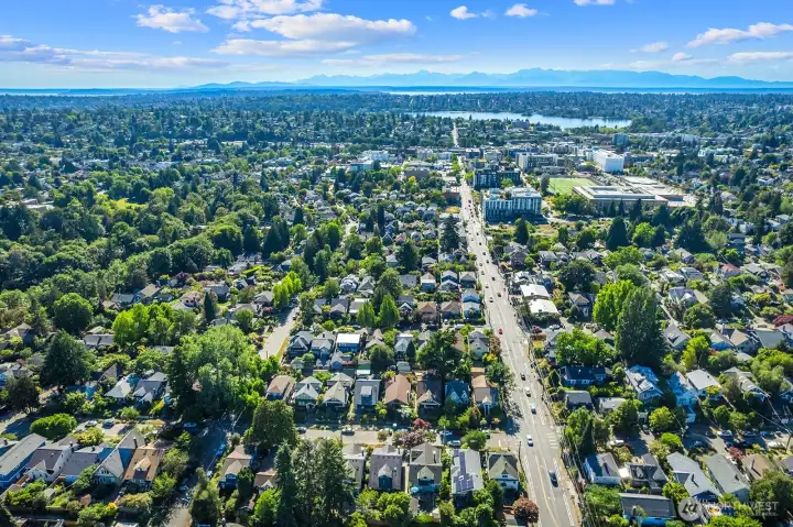 Close to lightrail, short bike or bus to Greenlake and UVillage