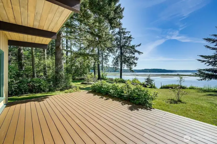 The expansive waterfront deck has 180 degrees of stunning water, mountain, and island views. Herons, osprey, eagles and other seabirds can be seen daily from this magnificent spot.