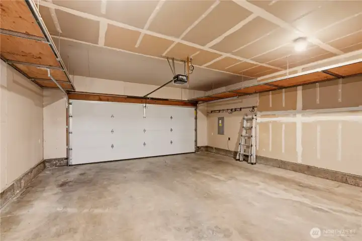 Huge Garage, clean & empty