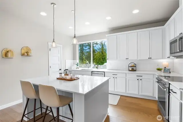 Photographs are for illustrative purposes only. Features, finishes, interior/exterior colors, landscaping and floorplan shown may vary from actual homes built.