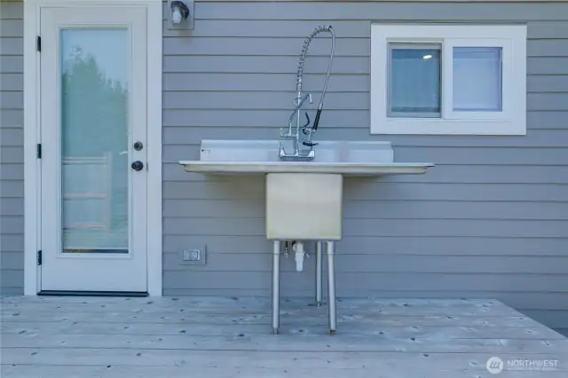 North side deck w/fish cleaning station