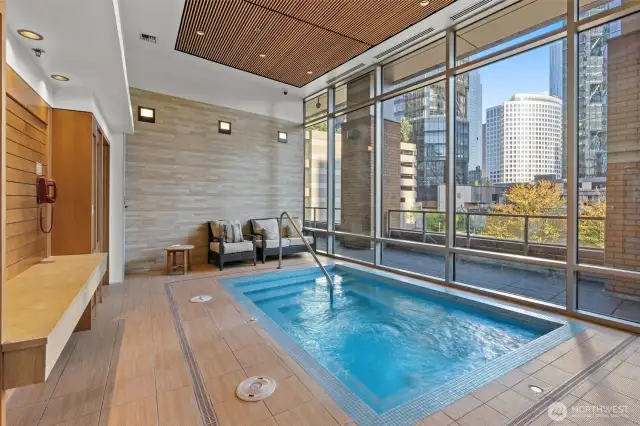 Hot tub in a beautiful setting!!