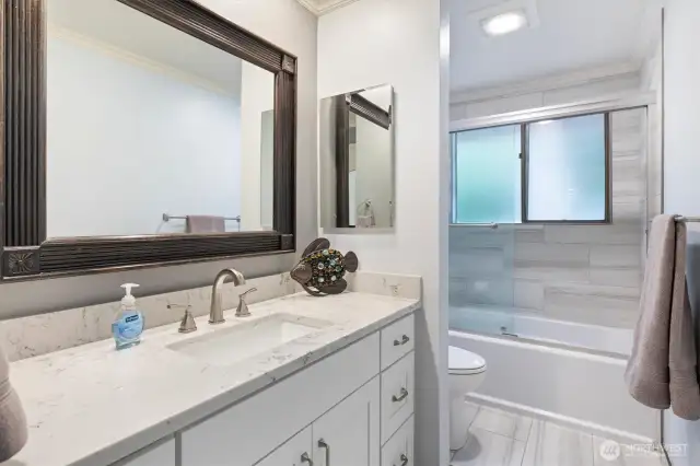 Full main bath, perfect updating!