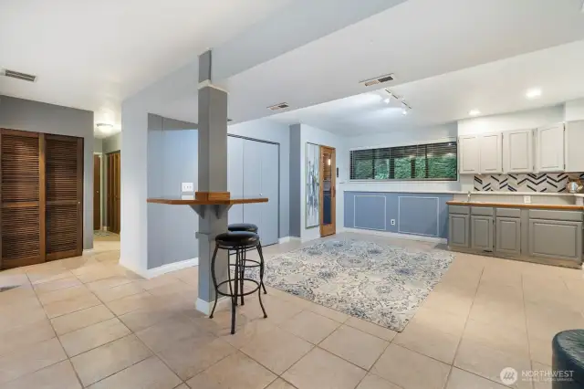 Wet bar, beverage counter.