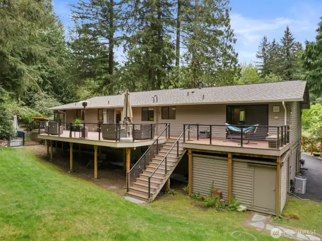 Huge deck, perfectly maintained inside & out!