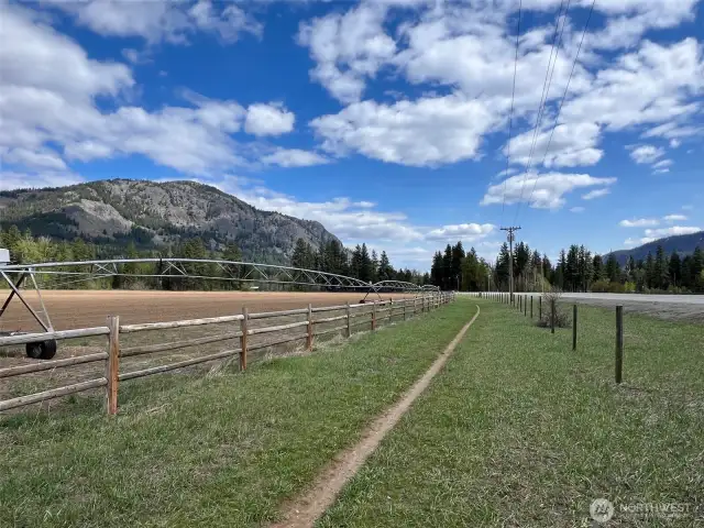Community trail right across the road—ski, bike, walk, or ride straight into the heart of Methow adventure