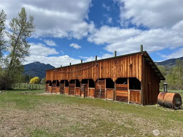 Classic timber stall barn with rugged good looks and mountain views—ready for horses, hay, or your own Western legacy