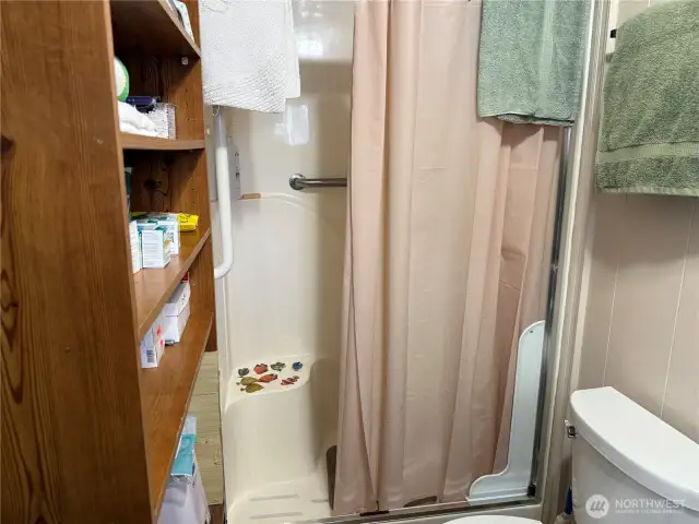 Main bath w/storage