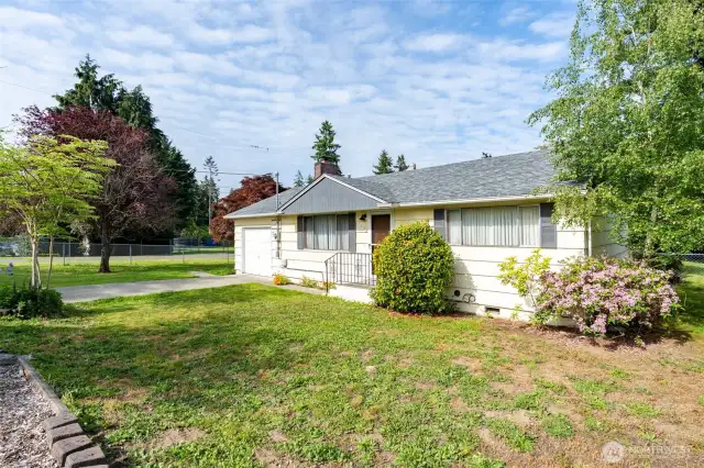 A lovely single-story home offering easy accessible living with a cozy welcoming feel. Go see this one today!!