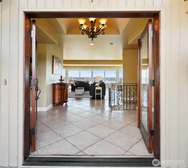 From the moment you walk through the door, enjoy a stunning sightline straight through to panoramic views of the sound.
