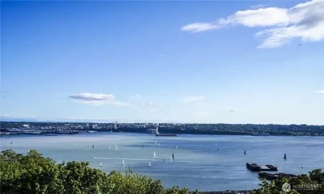 Spectacular views of downtown Tacoma, Puget Sound, and sailboats—a perfect harmony of city and nature.