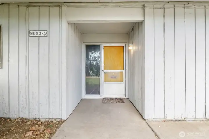 (Tenants furniture removed with AI). Open entry way ready for personalization.