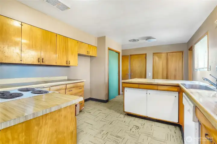 (Tenants items removed with AI). Functional layout with great flow to living and backyard spaces.