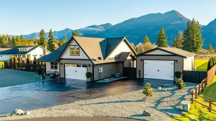 Stunning mountain and foothills views from this south-facing, level one-acre lot.  Fenced yard, 840/sf shop w/power, water, and pull-through doors.