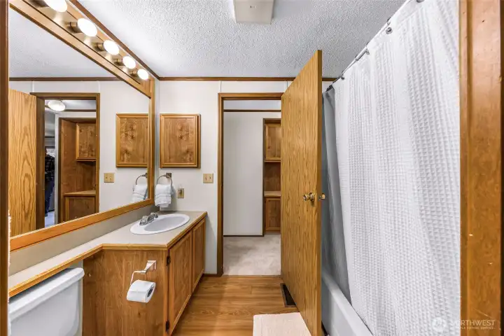 Full 2nd bathroom