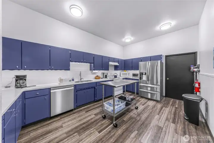 CLUBHOUSE - All new flooring, paint and appliances updated.  So nice to have for large gatherings!