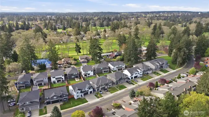 Oakbrook Golf Course. Walking distance to the Club House.