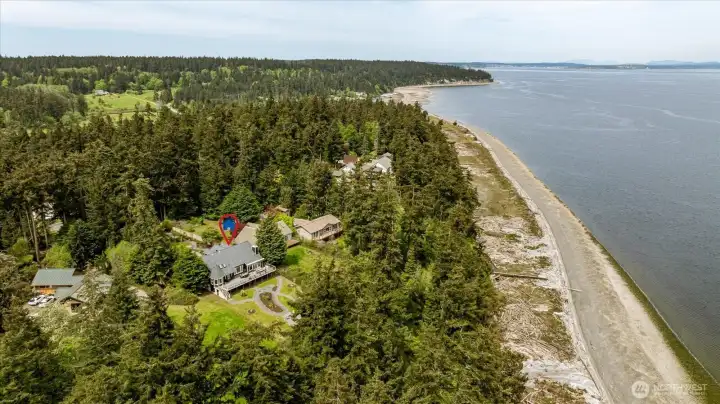 From the road to the beach, enjoy privacy and the full range of island living.