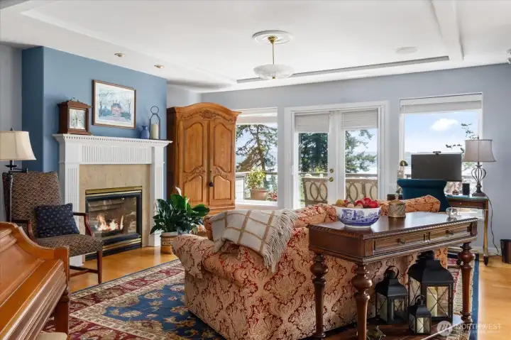 Straight down the entry hall you are greeted by vaulted ceilings, a gas fire place, and expansive views.