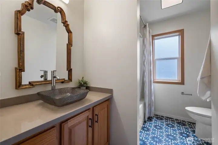 Guest Bath with Tub & Shower Guest Bath with Tub & Shower