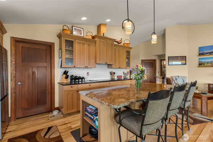 Beautiful cabinets, larage island