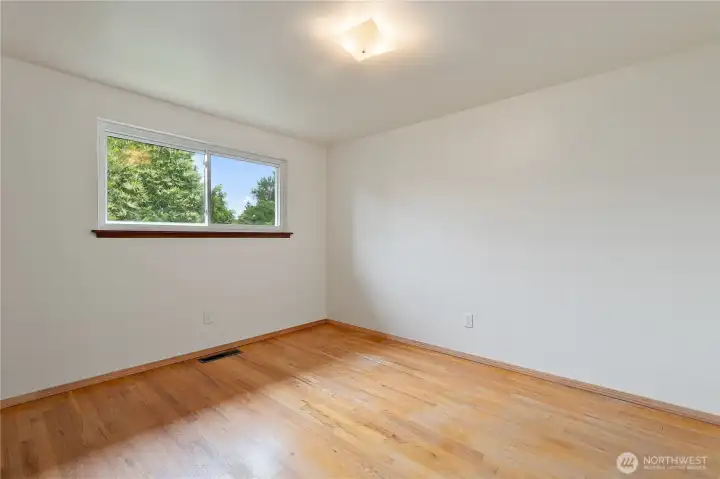 An hardwood floored upstairs bedroom. An hardwood floored upstairs bedroom.