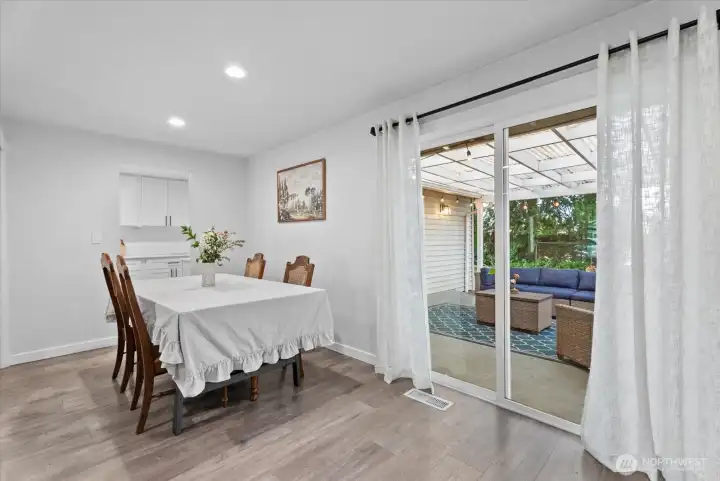 Dining Area – Perfect for family meals and gatherings.