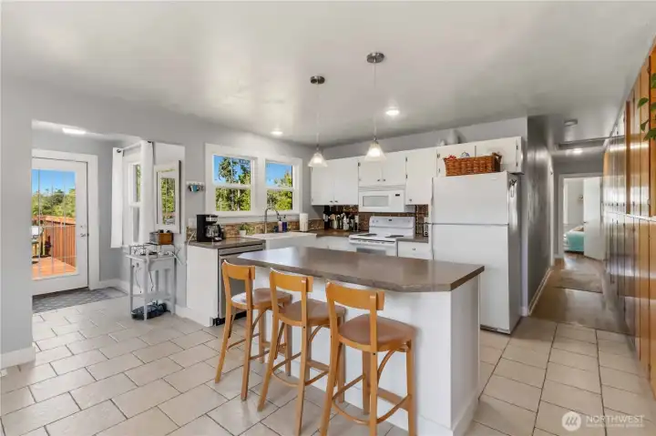 Spacious kitchen with lots of cabinet space