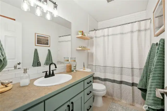 Upstairs Full Bathroom