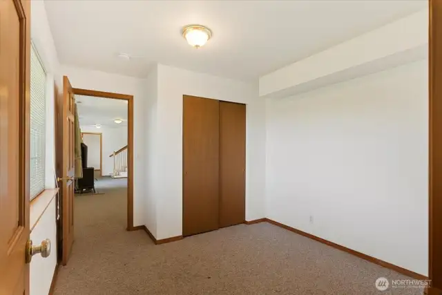 Extra room located on lower level, great office/den or craft room?