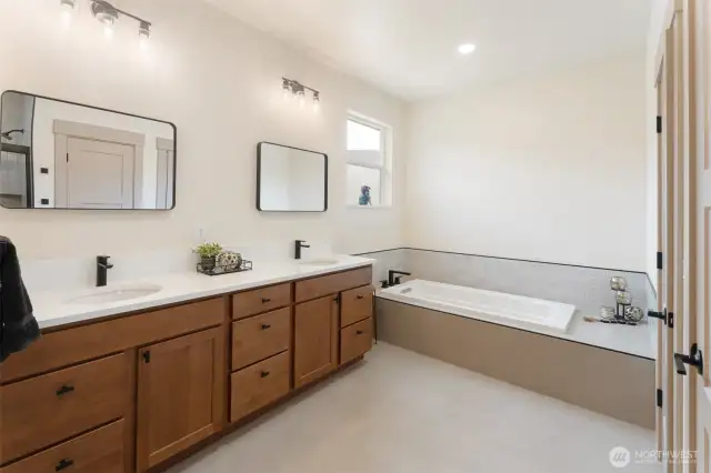 primary bathroom- soaker tub!