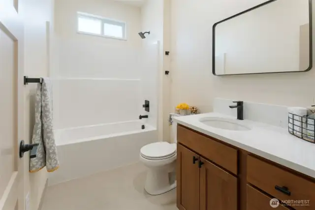 full hall bath between bedroom 1 and 2