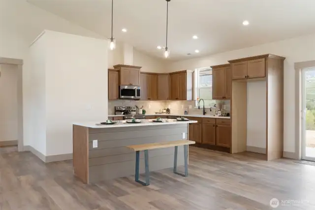 island with seating, plenty of space for large gatherings!