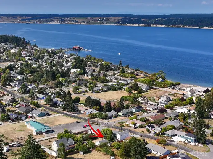 Walk to the wharf and downtown in just a few mintues.