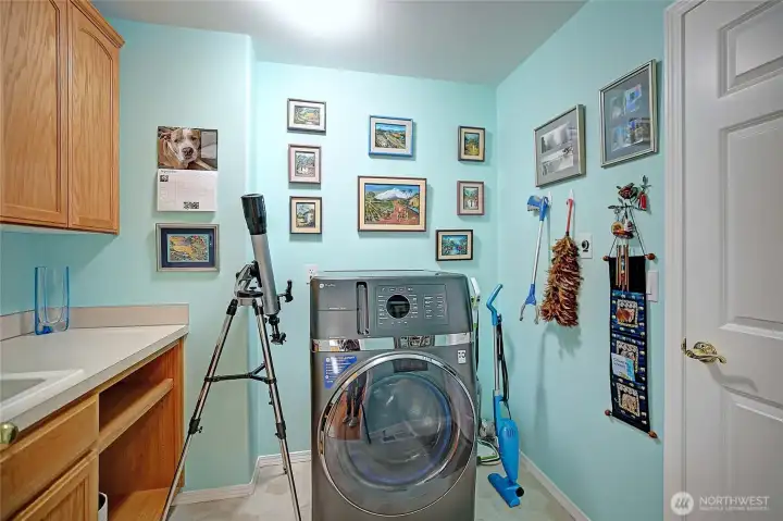 Laundry/utility room with entrance to the garage.