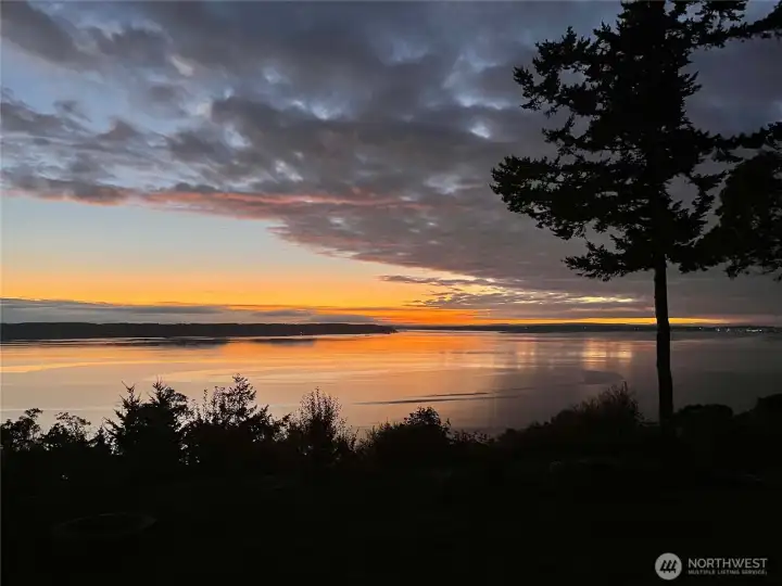 Close to shops, restaurants, golf, beaches & all Camano (no-ferry island) has to offer...