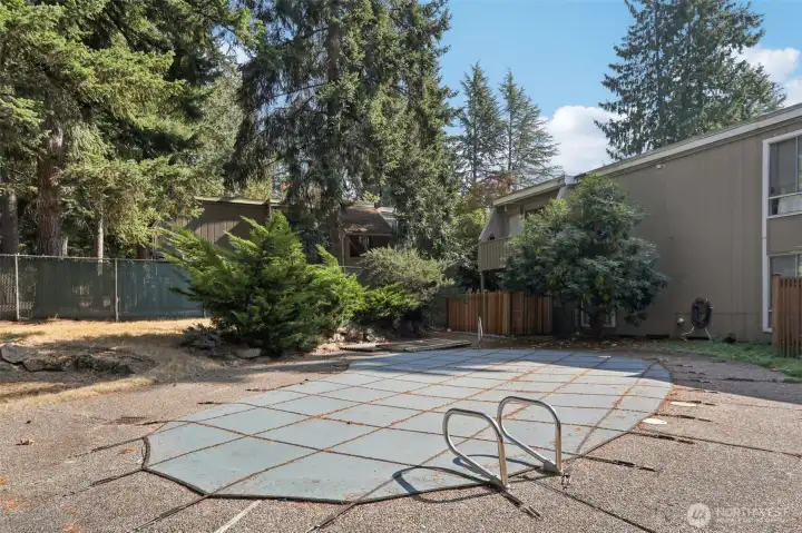 Outdoor Heated Swimming Pool for Summer fun