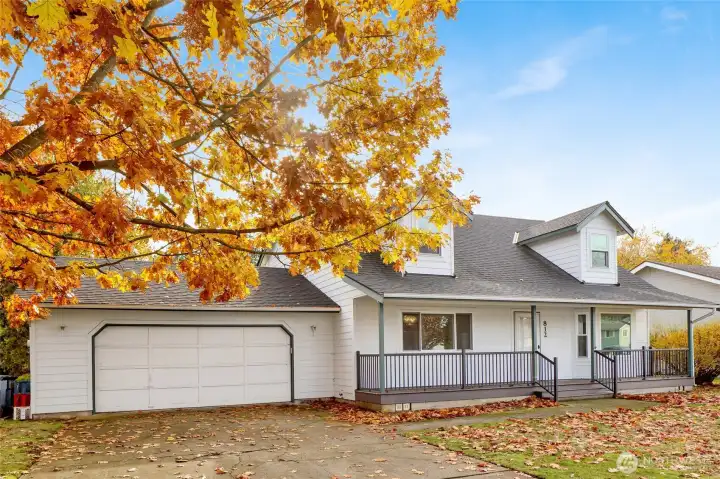 This 1880 square ft home is located in Vine Circle in central Lynden. It feature 3 beds & 2.5 baths.