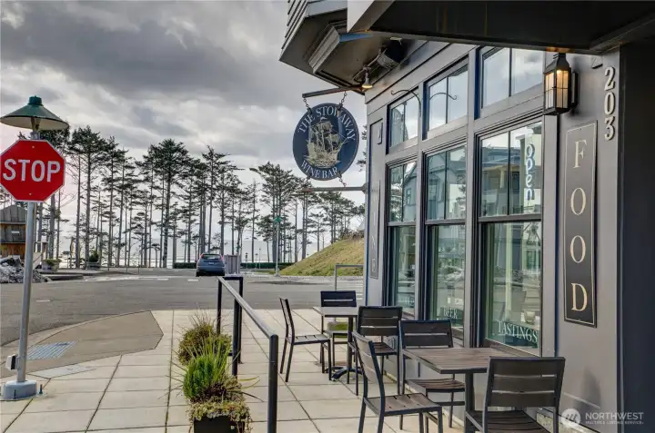 You’re never far from the beach at Seabrook! Stroll through the trees to access the year-round community paths that lead directly to the sandy shoreline of Mocrocks Beach.