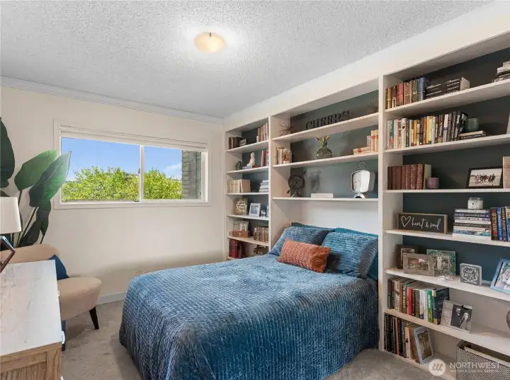 Built-ins, big closet, and mountain views