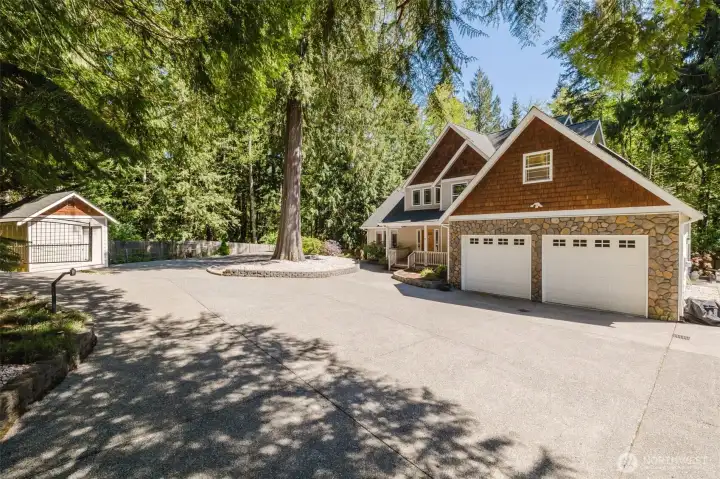 Circular driveway and so much parking!