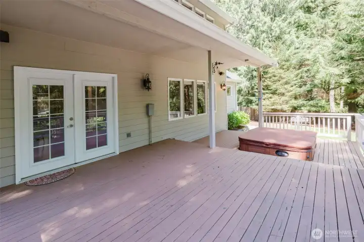 Large back deck with working hot tub