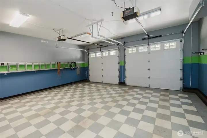 Large garage with rubber floors; easy to spray out!